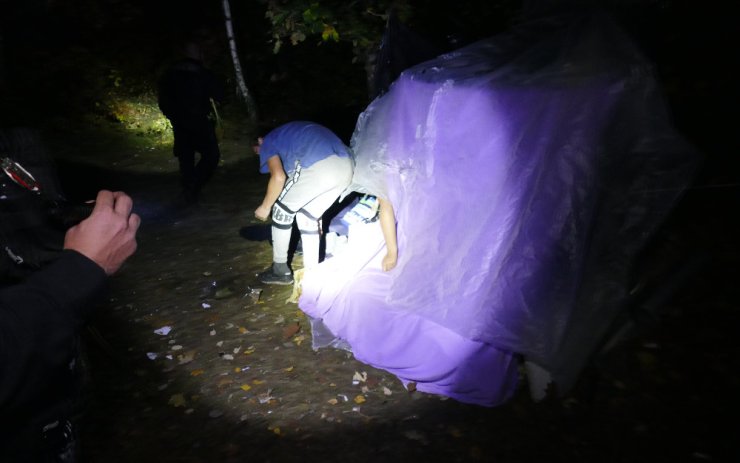 OBRAZEM: Bezdomovci kouřem prozradili svůj stanový tábor na Liščím vrchu