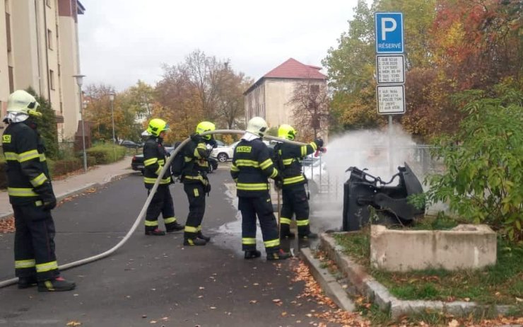 AKTUÁLNĚ: Požár v Seifertově ulici, zasahují hasiči a městská policie