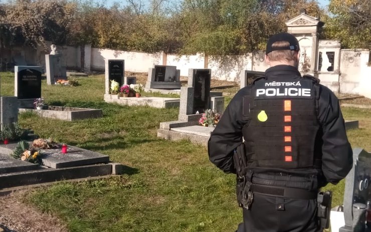 Městské hřbitovy i Vtelno. Strážníci dohlížejí na klidný průběh Památky zesnulých v Mostě