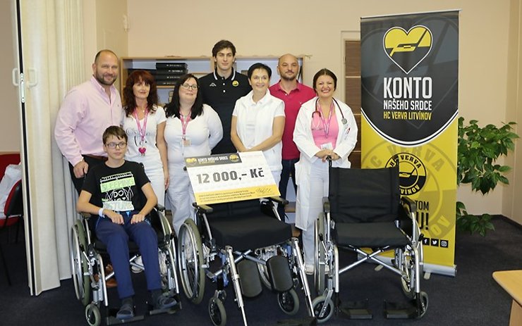 Mostecká nemocnice získala nové vozíčky pro převážení hospitalizovaných dětí