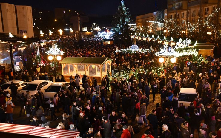 Na rozsvícení mosteckého vánočního stromu přišly tisíce lidí