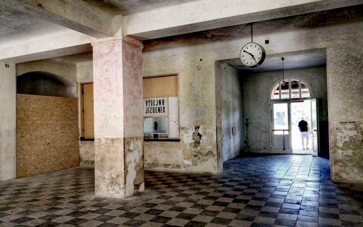 Moldavské nádraží jde do prodeje, obci už došly síly