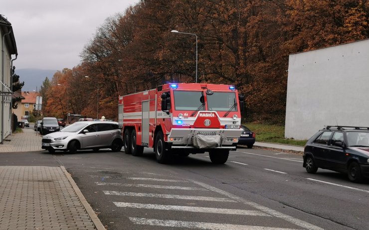 AKTUÁLNĚ: Střet osobního auta a hasičů částečně blokuje hlavní průtah Litvínovem