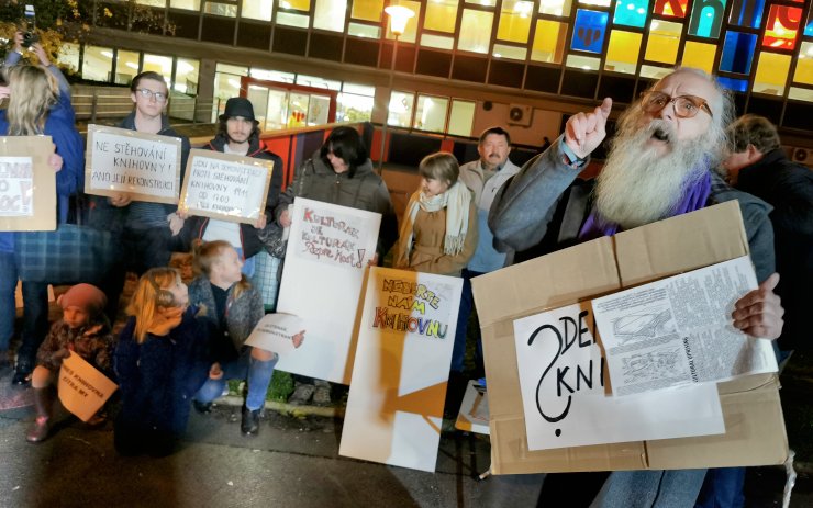 OBRAZEM: Před mosteckou knihovnou protestovali lidé proti jejímu stěhování