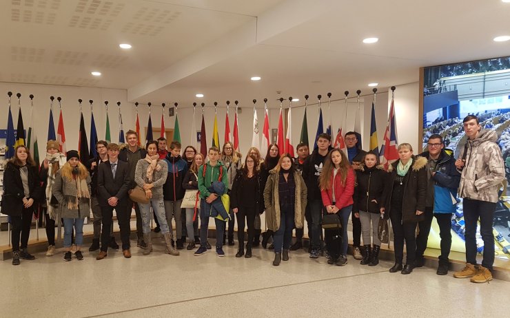 Studenti Scholy Humanitas navštívili Belgii a Evropský parlament, pozval je tam bývalý student