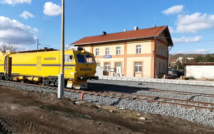 Pozor na tragédii, upozorňuje firma provádějící elektrifikaci trati do Litvínova. V drátech už je proud!