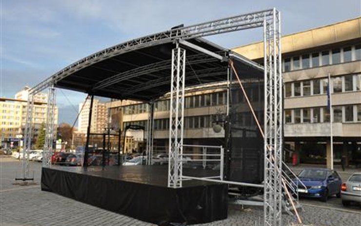 Na náměstí stojí nové pódium. Je větší a mobilní, město ho využije na své akce 
