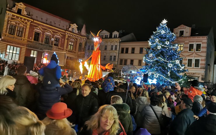 FOTO, VIDEO: Pekelník velký jako dům, sloupy ohně a zářící strom. Začaly Krušnohorské Vánoce v Litvínově