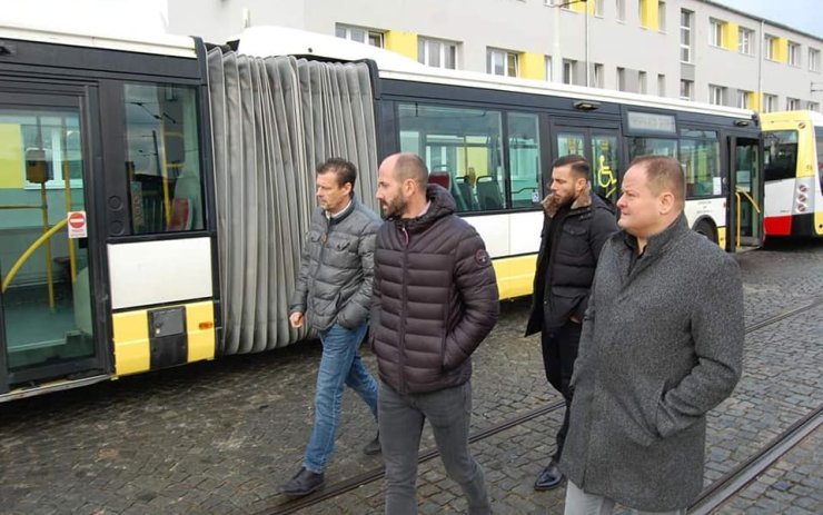 Starší dlouhé autobusy z Prahy nahradí na čas tramvaje mezi Mostem a Litvínovem