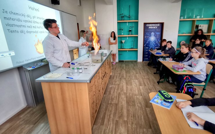 VIDEO: Na chemii jdou ve škole v Meziboří jinak. Z nepopulárního předmětu udělali tahák