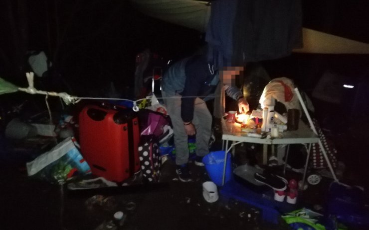 OBRAZEM: Ženě z opačného konce Česka se ztratil tatínek. Hledali ho mezi mosteckými bezdomovci
