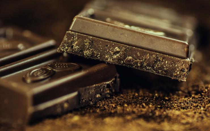 Žena ukradla v supermarketu devadesát čokolád! Prý pro vlastní potřebu