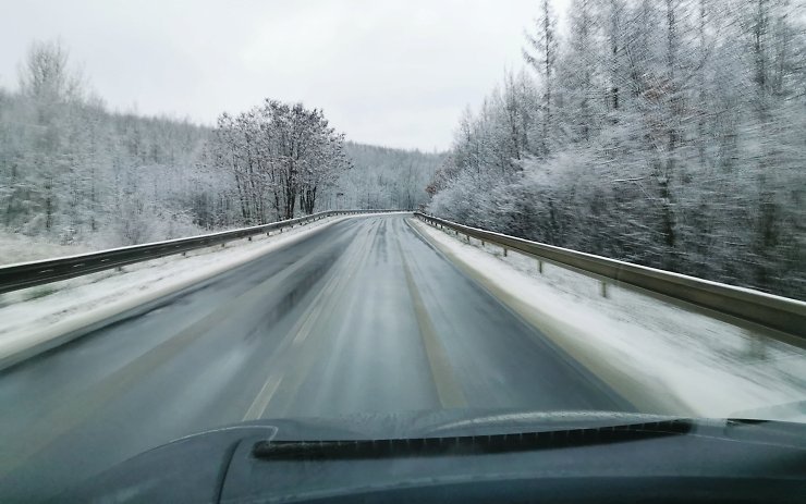 AKTUÁLNĚ: Začalo sněžit, na silnicích je řada nehod a přibývají další!