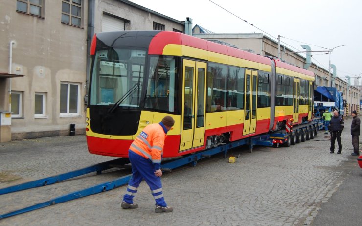 OBRAZEM: Jak se vykládá nová tramvaj pro Mostecko? Jeřáb nečekejte, z auta sjede sama