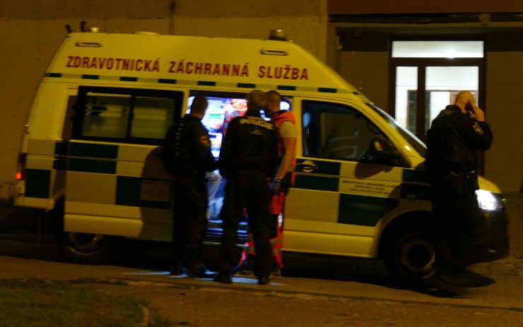 Lupič přepadl a okradl ženu v Litvínově, po pádu ze schodů byla vážně zraněná