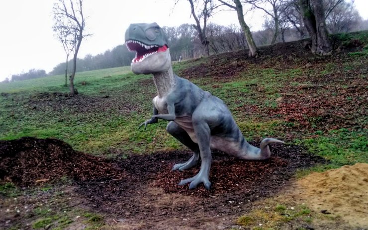 OBRAZEM: Hotovo! Dravý tyranosaurus v Údolí dinosaurů kousek za Mostem už dostal barvu
