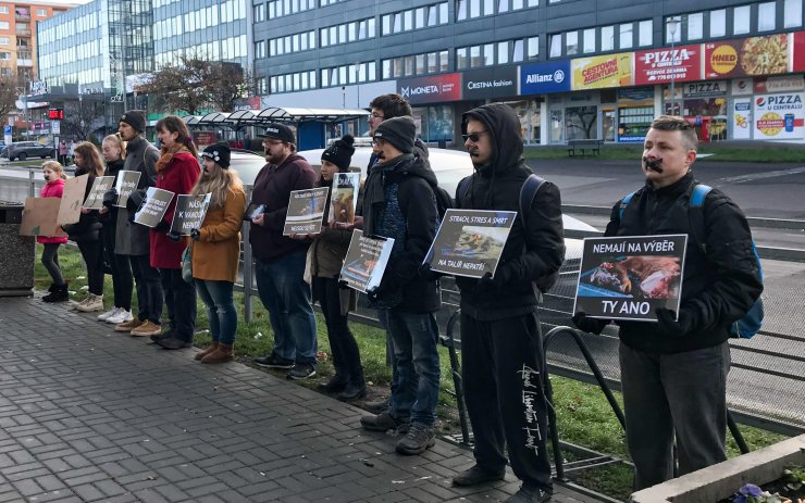 Lidé vytvořili před Centralem tichou uličku pro kapry. Upozornili na utrpení zvířat