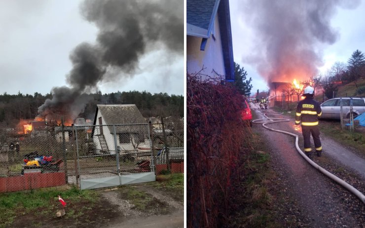 VIDEO AKTUÁLNĚ: Požár spálil zahradní dům pod Resslem, poničil i dvě auta