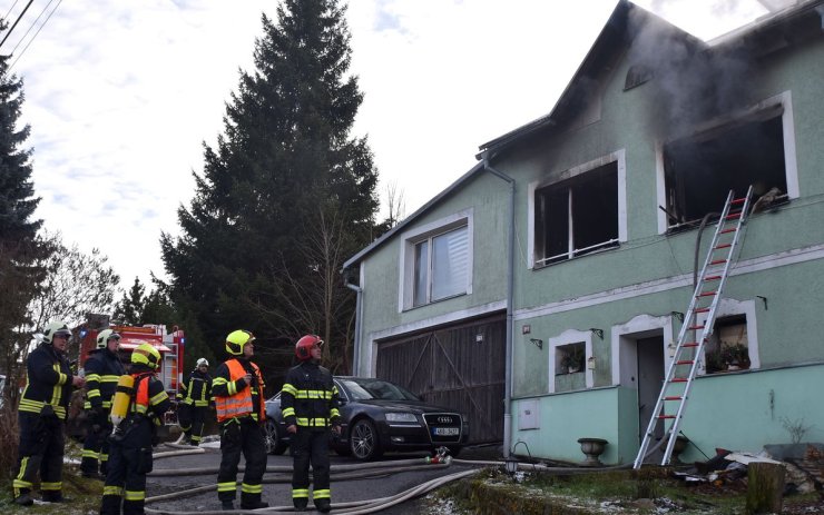 Neštěstí o Vánocích: Prskavky zapálily rodinný dům a byt, vyhořela i garáž s auty