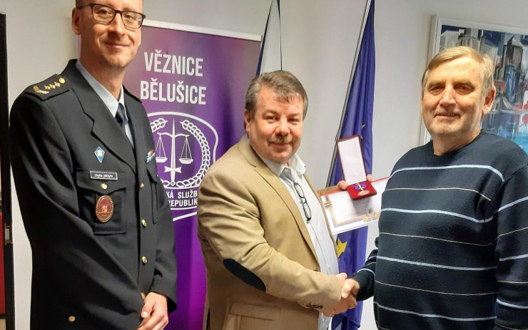 Ministryně spravedlnosti udělila medaili bývalému řediteli Věznice Bělušice