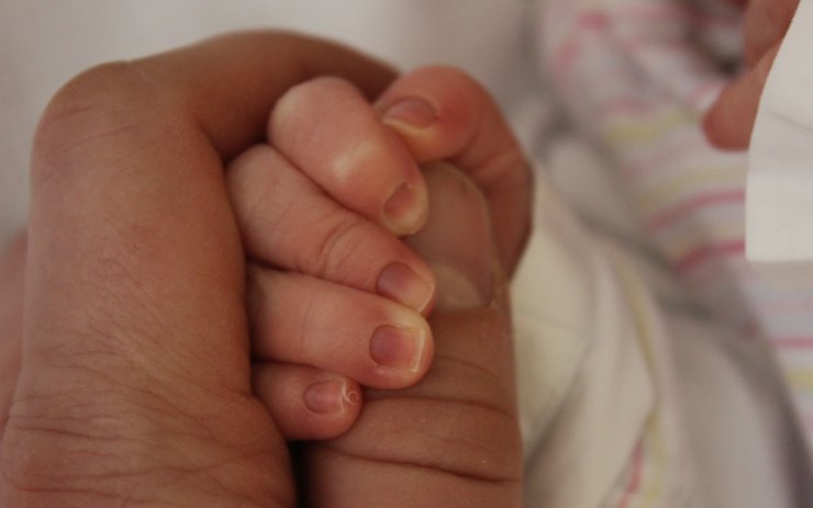 Prvním miminkem narozeným v roce 2020 v porodnicích Krajské zdravotní je Viktorka