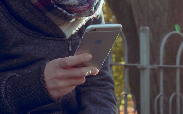 Zloděj překvapil mladého muže nečekaným dotazem, pak se lehce zmocnil jeho mobilu