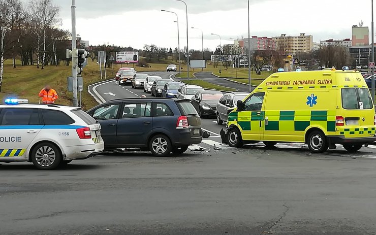 AKTUÁLNĚ: V centru Mostu se srazila sanita a dvě osobní auta