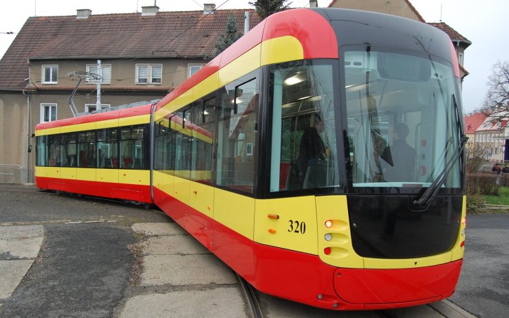 AKTUÁLNĚ: Nová ohebná tramvaj absolvovala zkušení jízdu po Mostecku