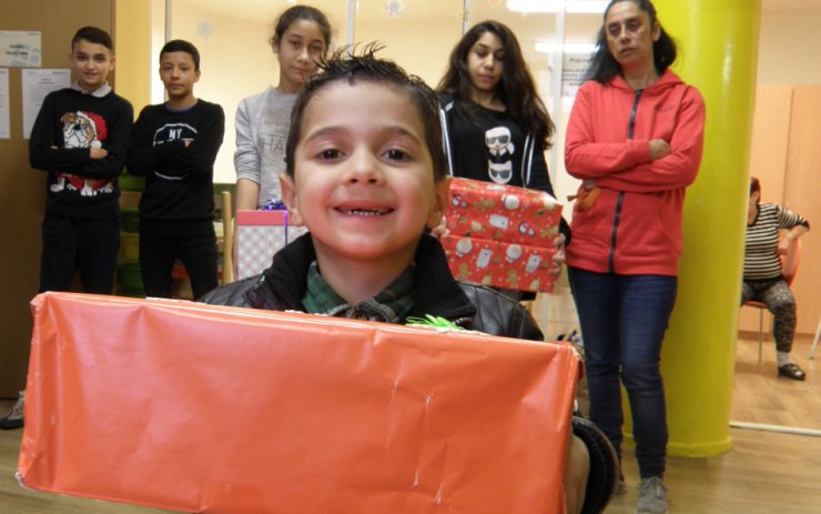 Krabice od bot přinesla dětem bez domova na Mostecku stovky dárků!