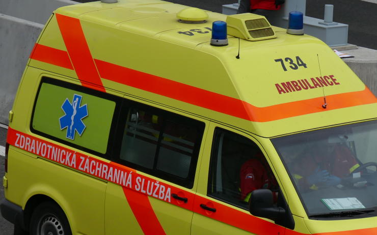 Řidič si po havárii na silnici z Mostu do Litvínova stěžoval na bolest hlavy, volali záchranku