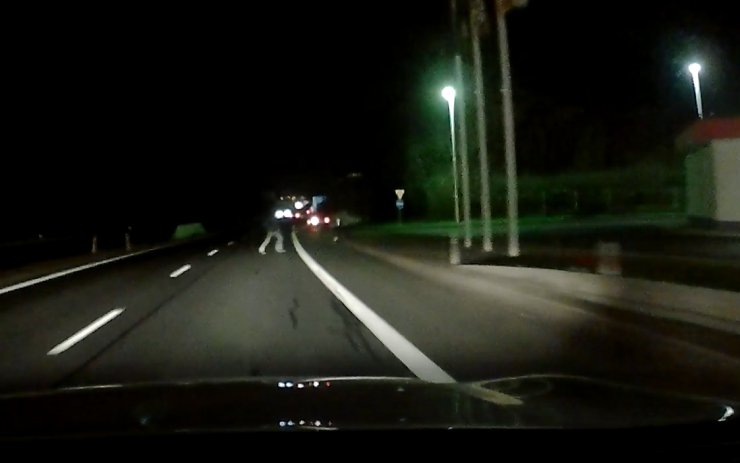 VIDEO: Dva chodce u chánovských benzínek dělilo od smrti jen pár metrů