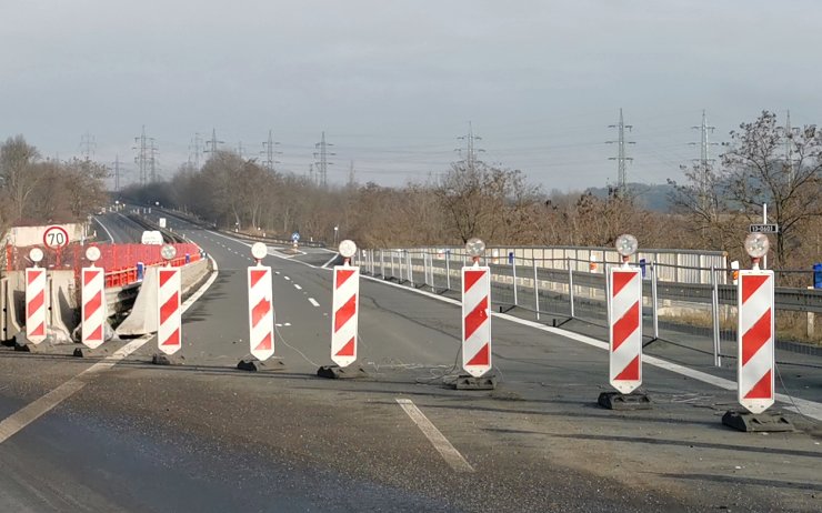 Stavbaři mají na opravované silnici z Mostu na Teplice bezpečnostní zábrany, někdo jim je odnesl