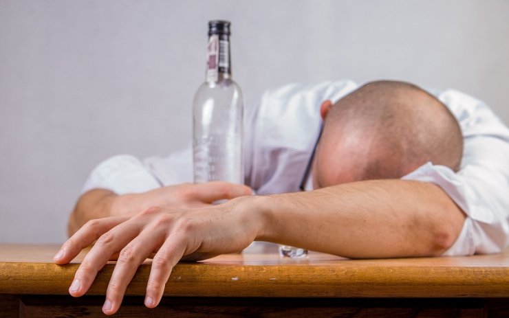 Muž na hodinku usnul u baru na mosteckém sídlišti. Probuzení bylo dost nepříjemné