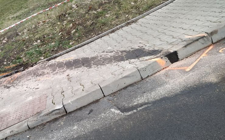 Řidič v Litvínově poškodil chodník, prorazil vanu, urazil kolo a utekl