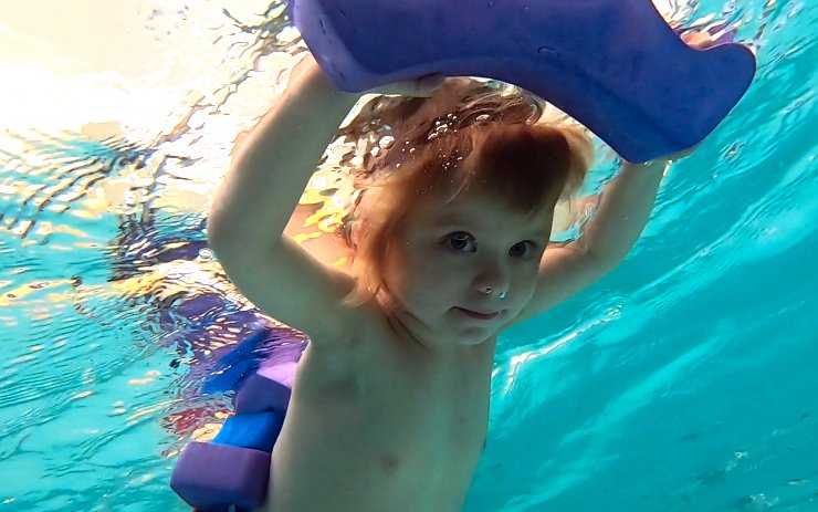 VIDEO: Takhle se učí plavat malé děti. Kapka otevírá nové kurzy, s námi máte slevu