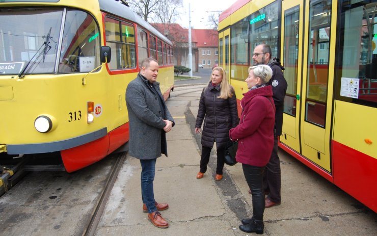 Paráda, v Litvínově bude konečně jezdit tramvaj z 21. století, pochválilo vedení města nový vůz