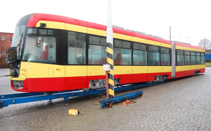 Na mostecké koleje sjela další nová tramvaj. Sesterské vozidlo bude vozit lidi už v pondělí!