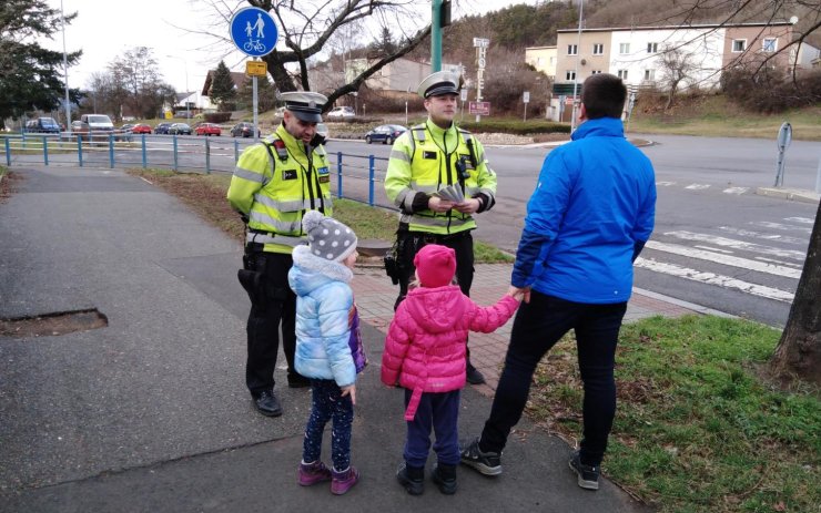 Policisté radili chodcům. Buďte v provozu dobře vidět, apelovali na ně