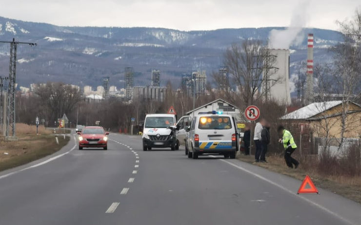 AKTUÁLNĚ: Na silnici z Komořan na Záluží se střetlo auto s dodávkou. Na místě je policie