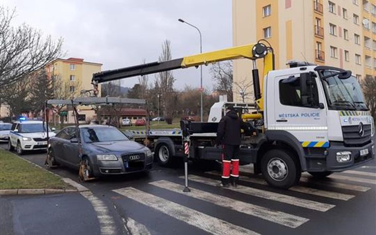 Strážníci s odtahovým vozidlem se zaměří na parkování u přechodů, chtějí ochránit zejména děti