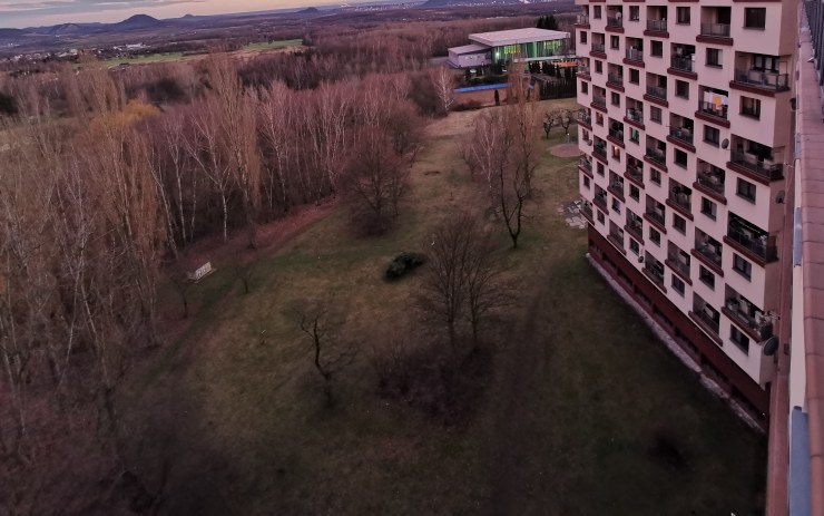 Na Koldomu došlo k tragédii. Muži pod balkony již nebylo pomoci