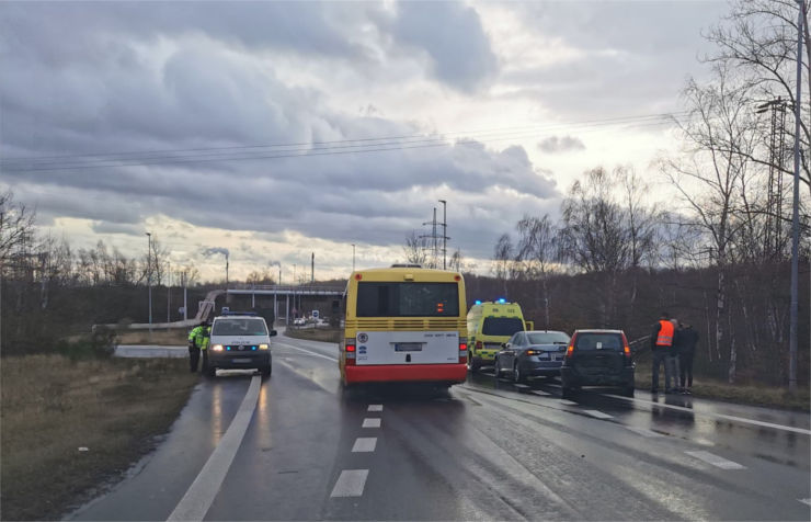 AKTUÁLNĚ: Na výjezdu z Litvínova se srazila tři auta, na místě je záchranka a policie
