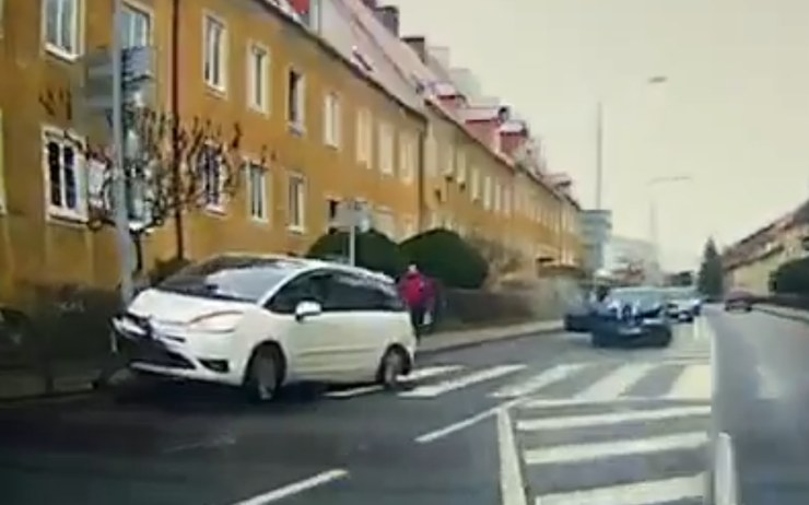 AKTUÁLNĚ: Auto v Litvínově vytlačilo druhé na zábradlí, v Jiřetíně je kvůli nehodě zavřená silnice