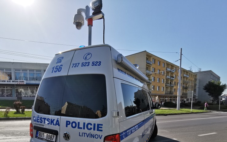Dívka utekla z výchovného ústavu, ukrývat se měla v domě v centru Litvínova