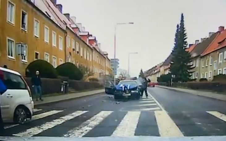 Jak se stala nehoda v Litvínově? Odhozené auto poranilo chodkyni, v nemocnici skončili dva lidé