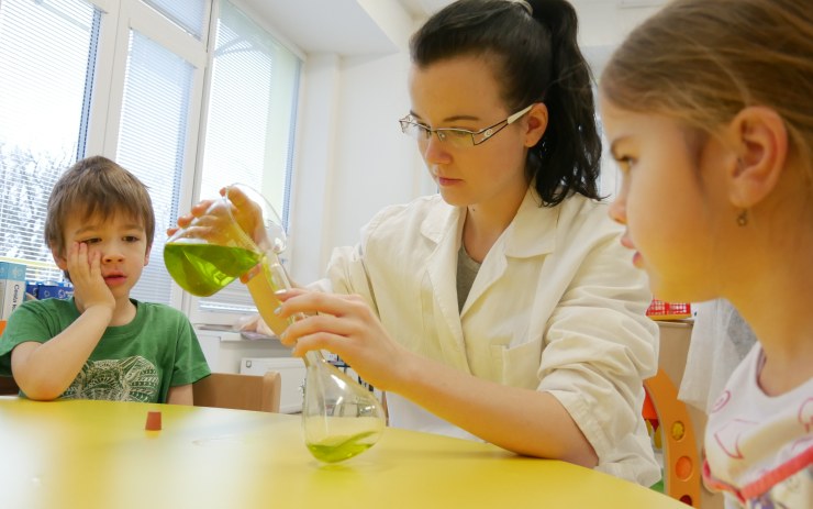 VIDEOREPORTÁŽ: Středoškoláci seznamují ve svém volném čase děti z mateřinky s chemií