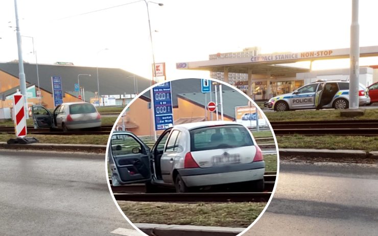 Havárie na Budovatelce, osobní auto skončilo v tramvajových kolejích