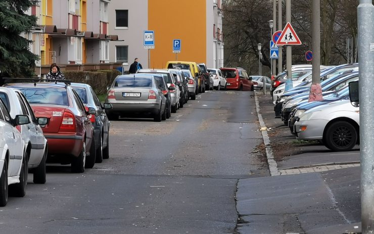 Mostečany čeká lepší parkování v několika ulicích, město opraví i chodníky