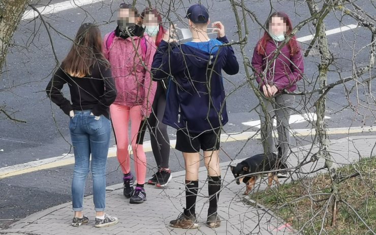 AKTUÁLNÍ OPATŘENÍ: Roušky všude na ulici, nakupování vyhrazené starším lidem a zápisy do škol na dálku