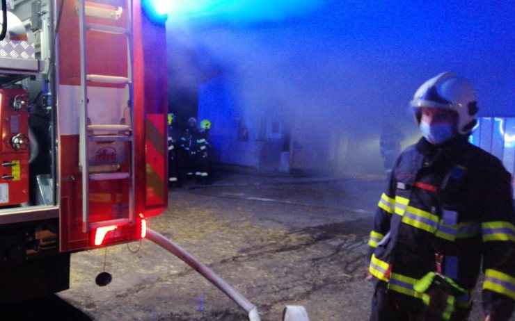 AKTUÁLNĚ: V Lišnici hoří ve slepičárně, na místě je již několik aut hasičů